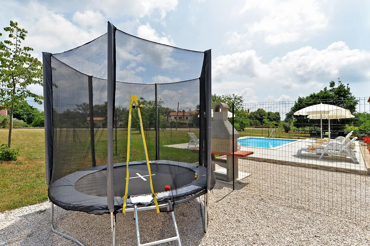Apartment Dvori With Pool Kaštelir