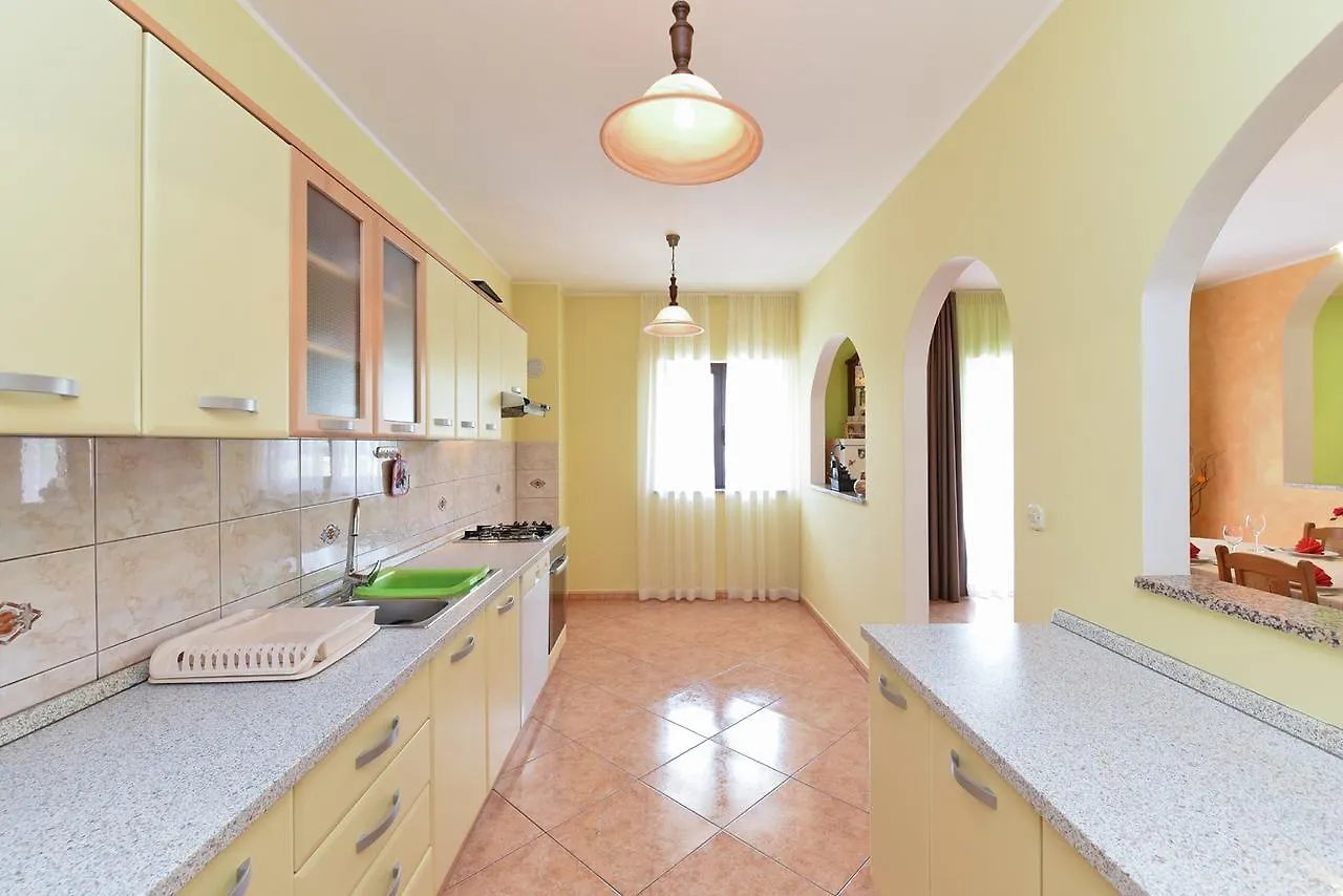 Apartment Dvori With Pool Kaštelir