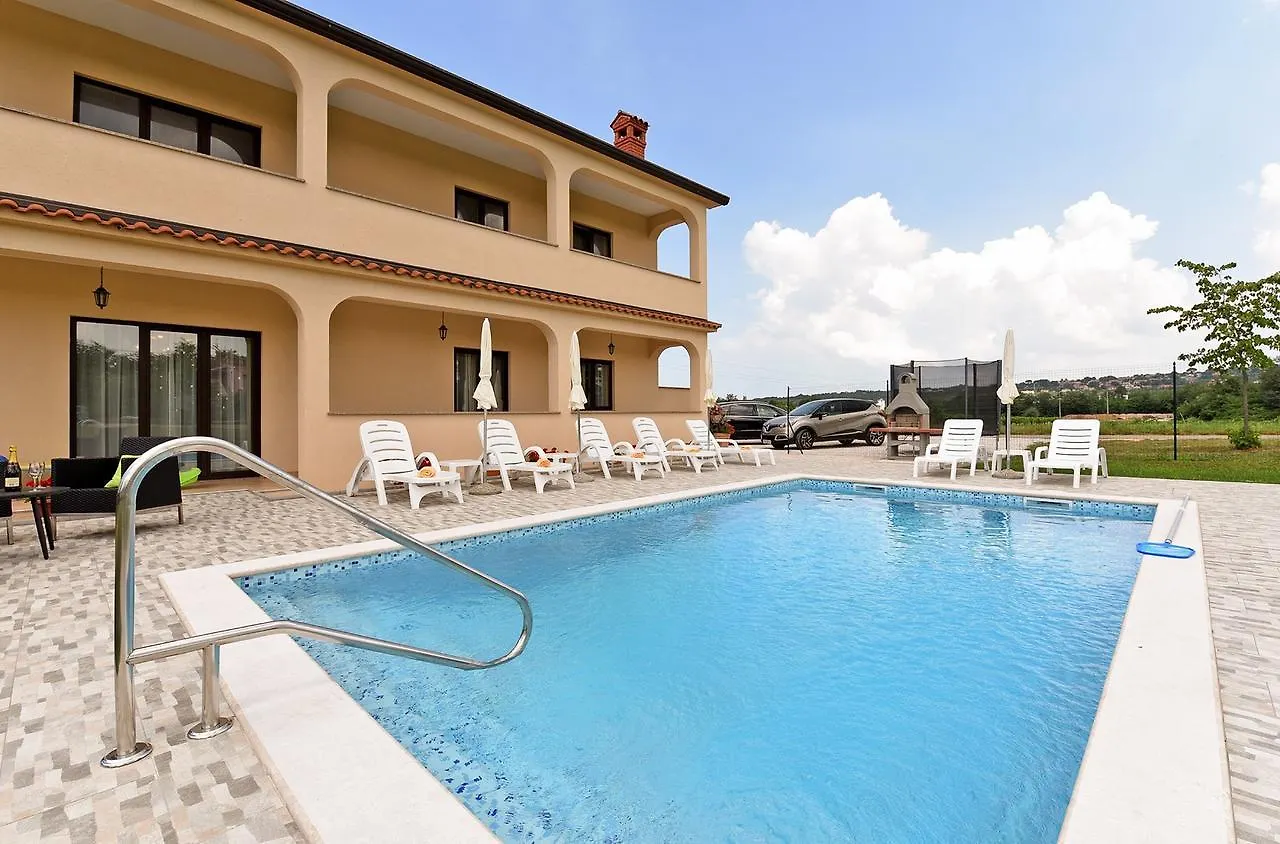 Apartment Dvori With Pool Kaštelir