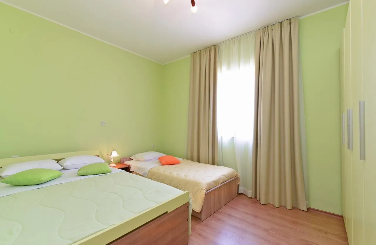 Apartment Dvori With Pool Kastelir
