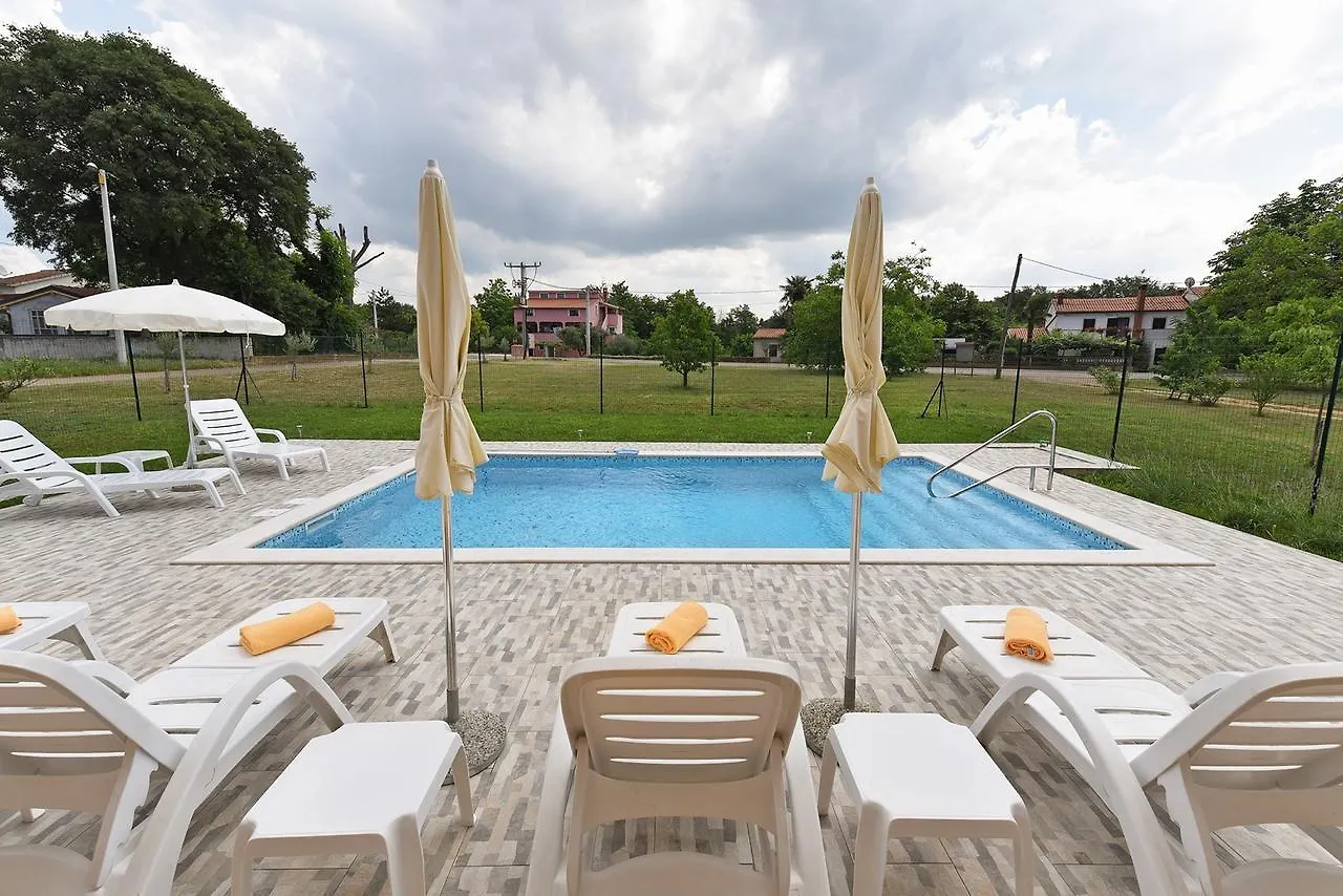 Apartment Dvori With Pool Kastelir