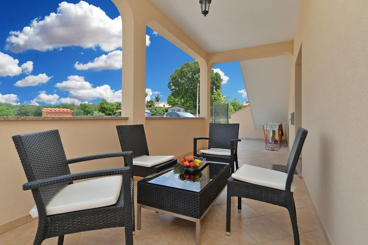 Apartment Dvori With Pool Kastelir