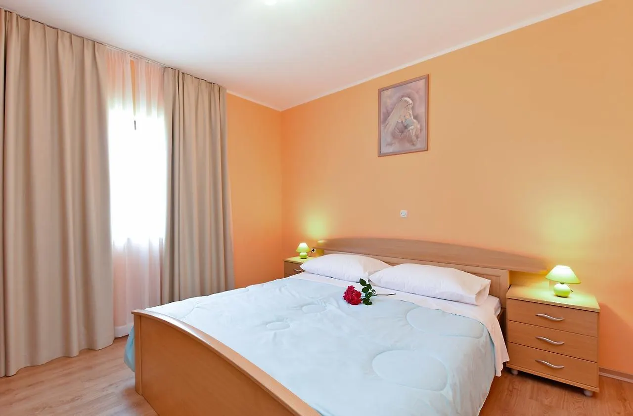 Apartment Dvori With Pool Kastelir 0*,  Croatia