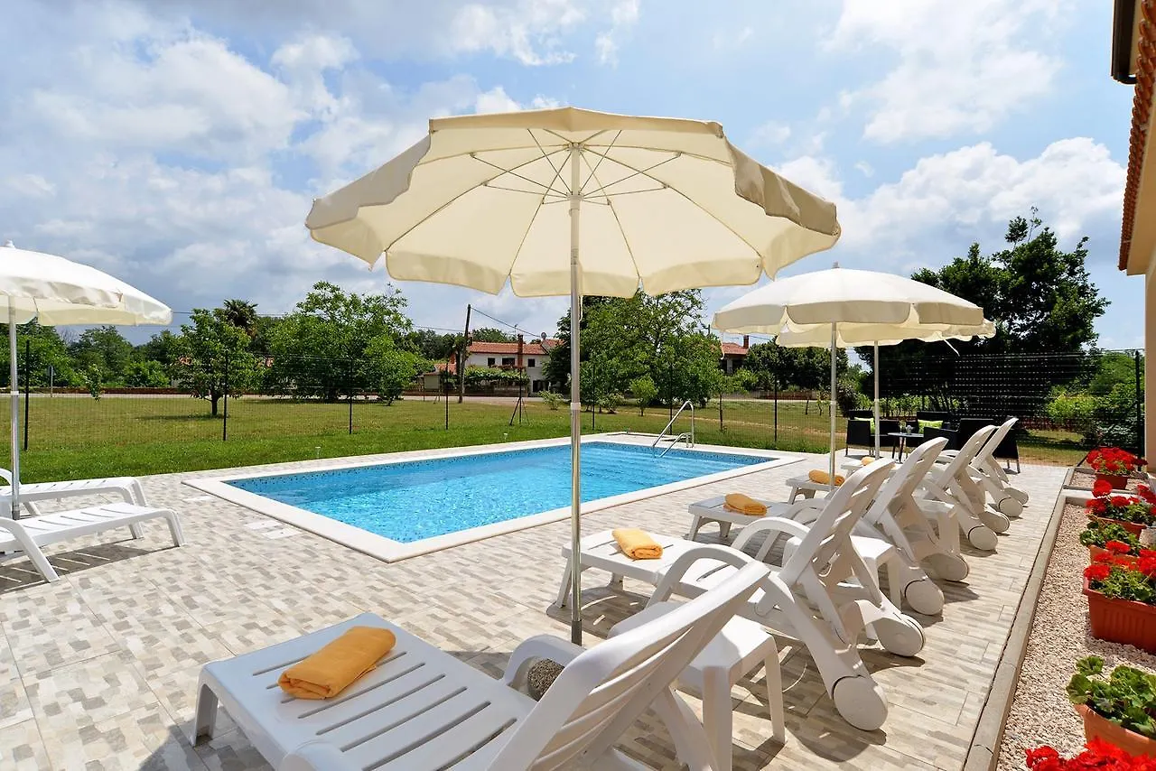 Apartment Dvori With Pool Kastelir Croatia