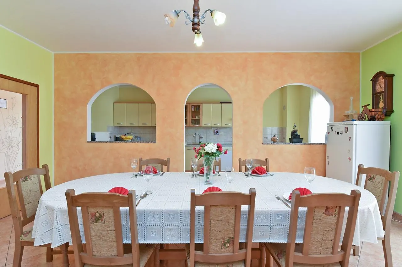 Apartment Dvori With Pool Kastelir