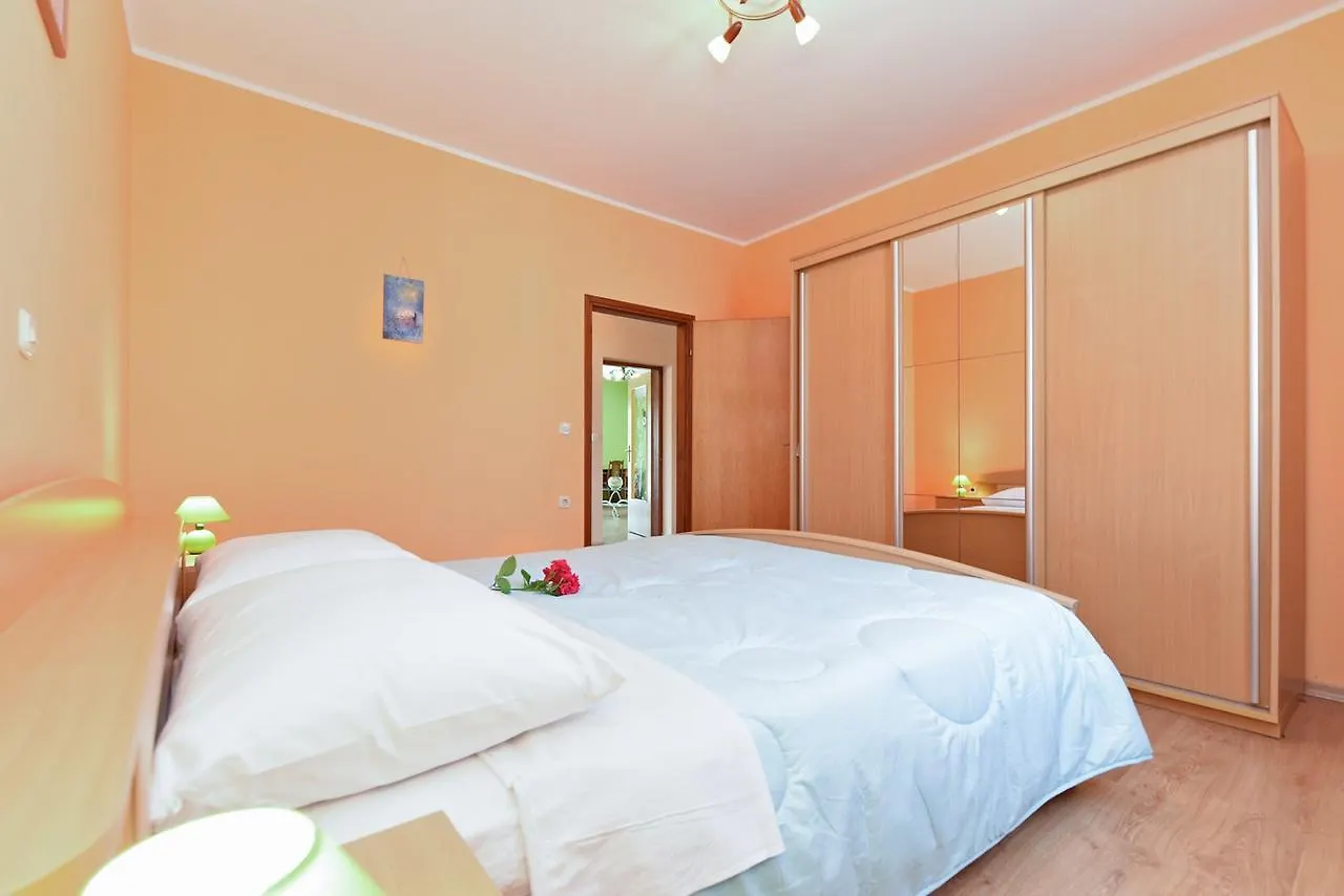 Apartment Dvori With Pool Kastelir