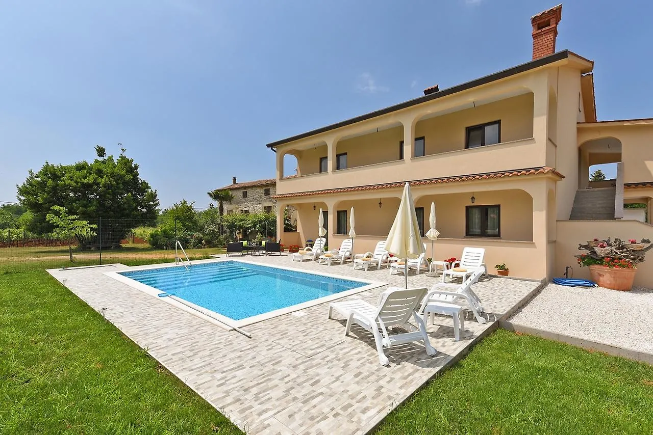 Apartment Dvori With Pool Kastelir 0*,
