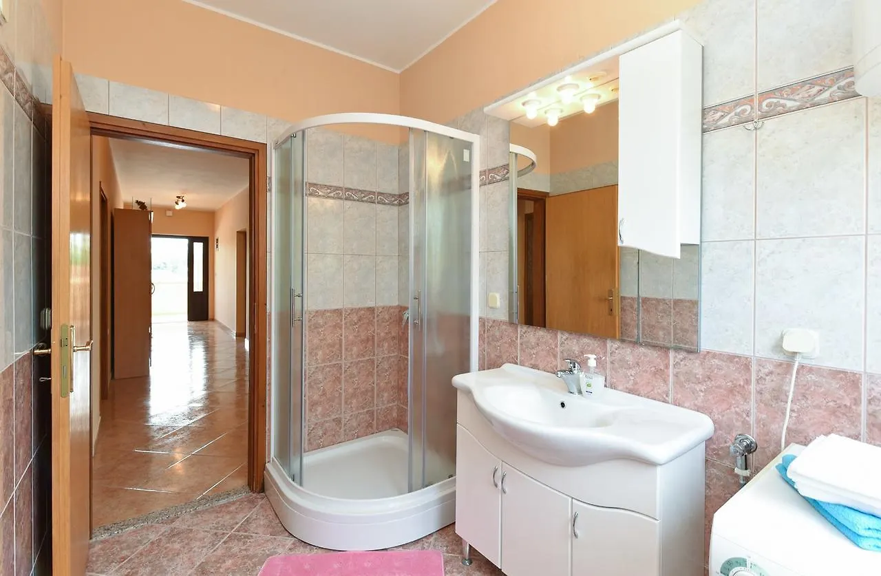 Apartment Dvori With Pool Kastelir