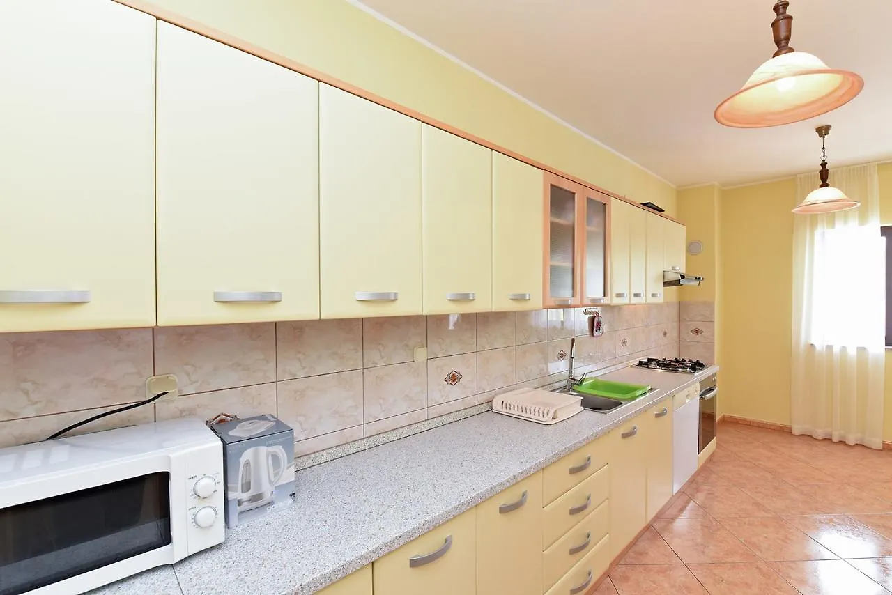 Apartment Dvori With Pool Kastelir Croatia