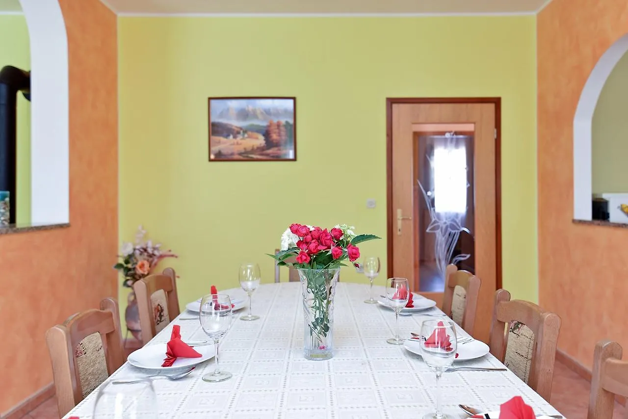 Apartment Dvori With Pool Kastelir