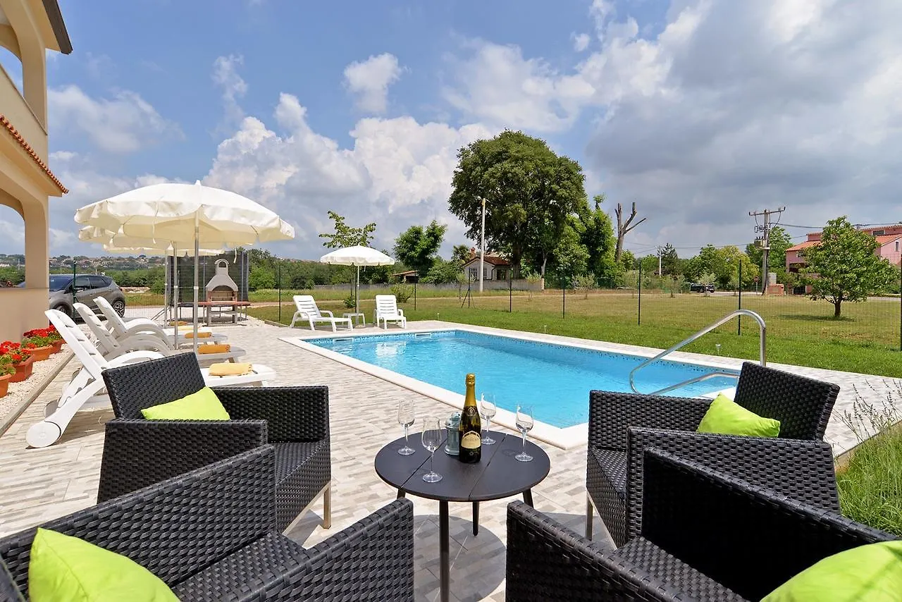 Apartment Dvori With Pool Kastelir