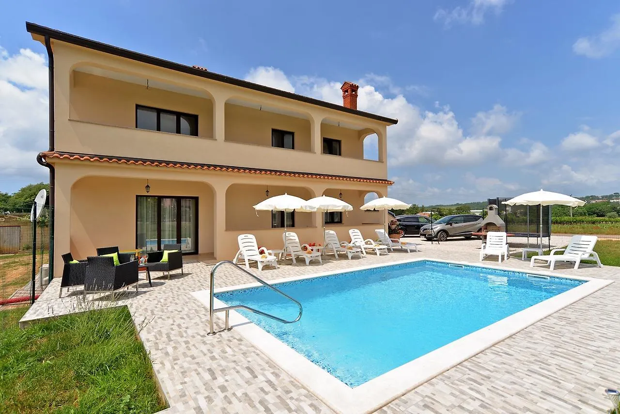 Apartment Dvori With Pool Kastelir