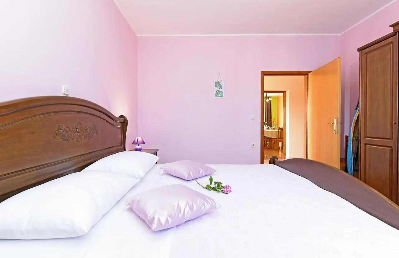 Apartment Dvori With Pool Kastelir