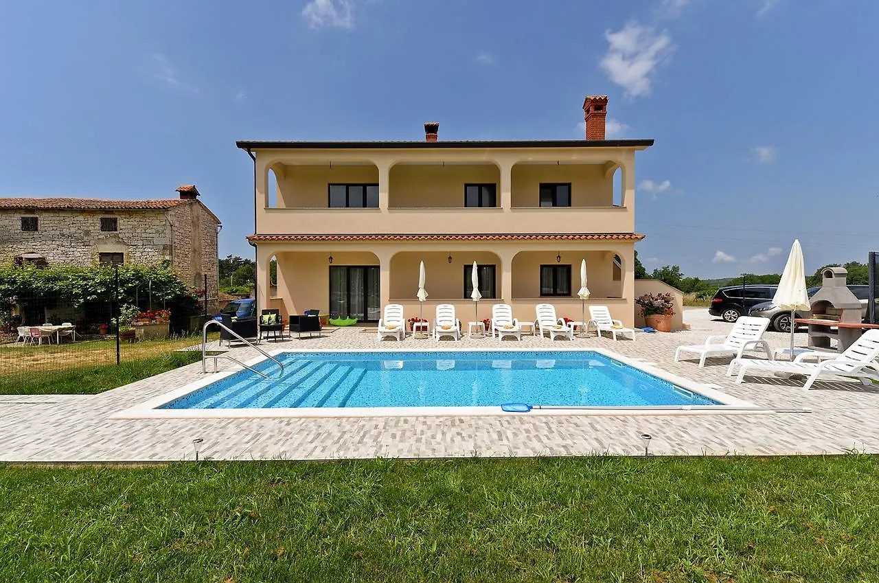 Apartment Dvori With Pool Kastelir