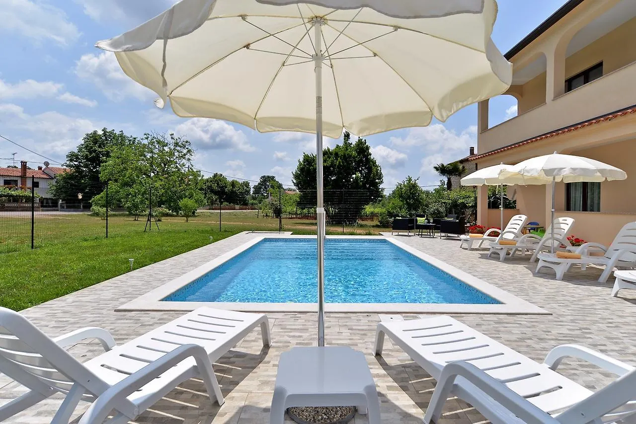 Apartment Dvori With Pool Kastelir Croatia