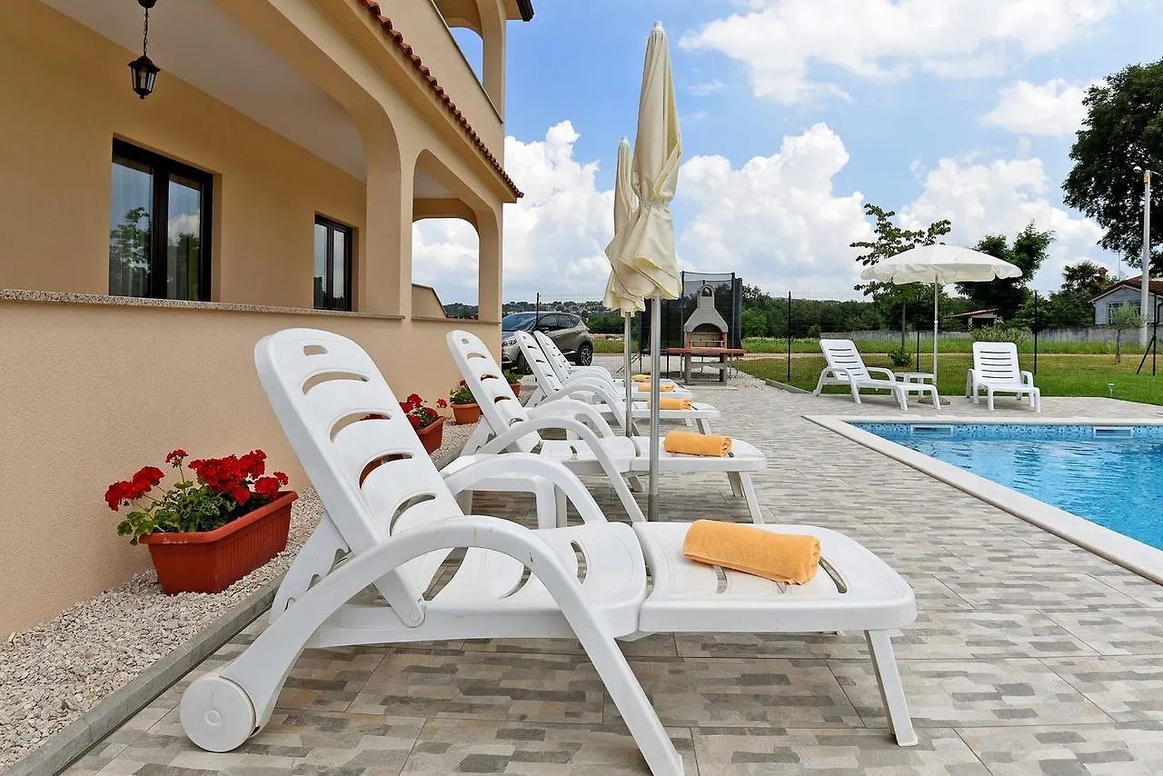 Apartment Dvori With Pool Kastelir 0*,