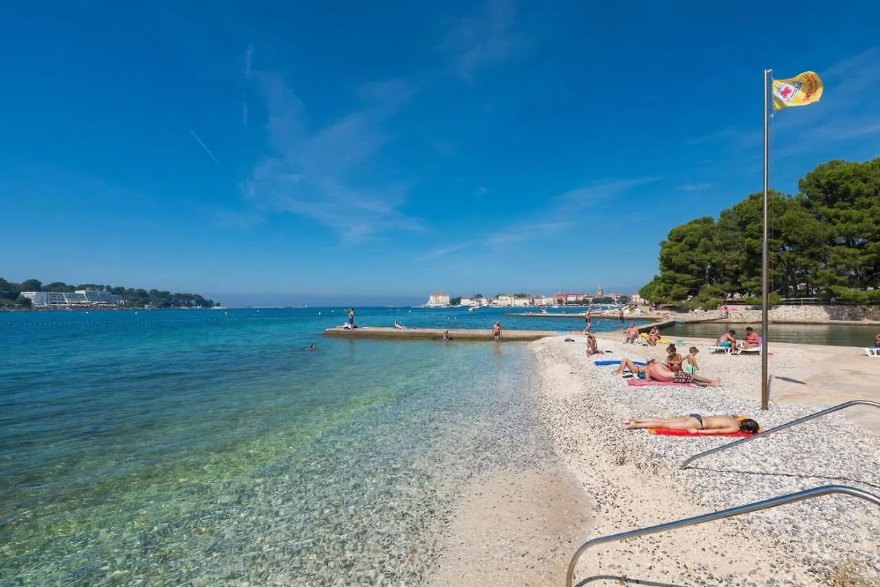 Apartment Dvori With Pool Kastelir