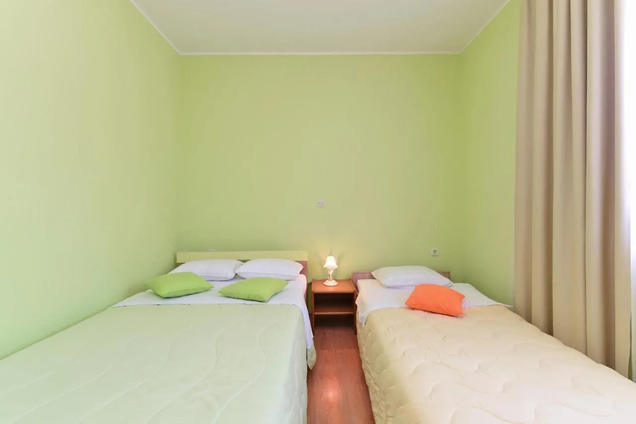 Apartment Dvori With Pool Kastelir